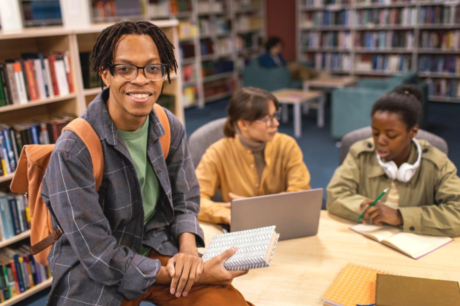 Praktische Übung im Beauty-Studio mit professioneller Ausstattung